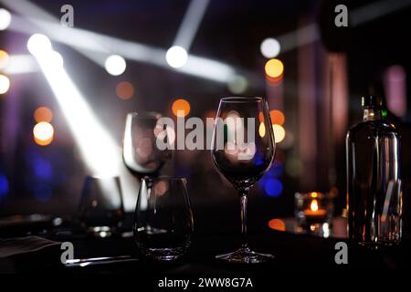 Elegante bicchiere di vino sul tavolo durante la festa dell'evento. Foto Stock