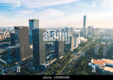 Suzhou, Cina - 14 agosto 2020: Grattacieli aerei e edifici per uffici in vetro con riflessi sulle finestre nella giornata di sole a Suzhou Foto Stock