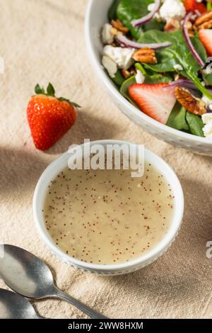 Condimento di semi di papavero sano fatto in casa per un'insalata verde Foto Stock