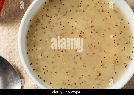 Condimento di semi di papavero sano fatto in casa per un'insalata verde Foto Stock