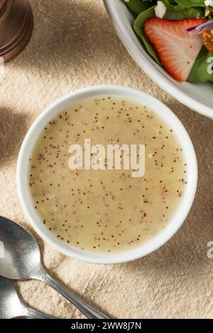 Condimento di semi di papavero sano fatto in casa per un'insalata verde Foto Stock