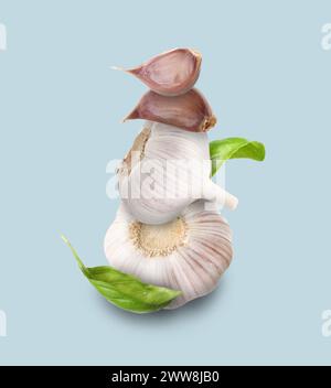 Punte impilate e chiodi di garofano e foglie di basilico su sfondo azzurro Foto Stock