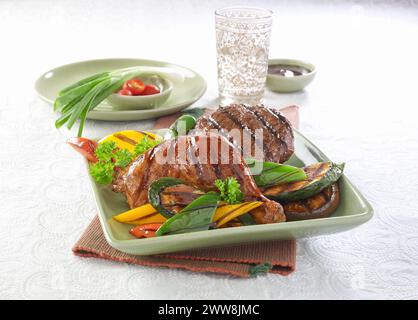 Pollo alla griglia e hamburger alla griglia con verdure alla griglia Foto Stock