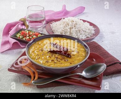 DAAL con tardka, delizioso sugo di lenticchie indiano denso finisce con peperoncino rosso fritto, spicchi d'aglio e semi di cumino in olio bollente Foto Stock