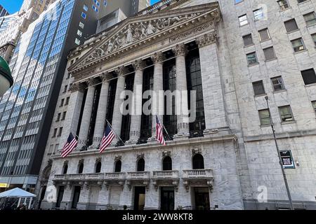 Passanti a piedi di fronte alla Borsa di New York all'angolo tra Broad Street e Wall Street a Lower Manhattan il 21 marzo 2024. Venerdì, gli investitori hanno approvato un piano per prendere la società di social media di Donald Trump Truth Social Public. La società di comodo quotata in borsa che si sta fondando con Truth Social è nota come Digital World Acquisition Corp e il ticker delle azioni diventerà DJT quando Truth Social inizierà a operare ufficialmente come una nuova società pubblica. (Foto di Samuel Rigelhaupt/Sipa USA) Foto Stock