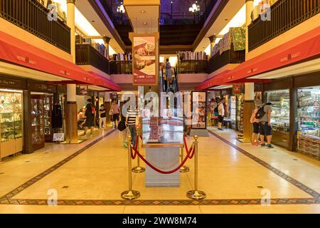 Hong Kong, Cina - 1 maggio 2017: People Shoppinf presso lo storico Western Market Hall di Sheung Wan. Foto Stock