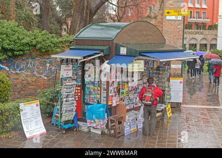 Vence, Italia - 3 febbraio 2018: Giornali riviste biglietti telefoni cellulari SIM Card al chiosco Shop Rainy Winter Day. Foto Stock