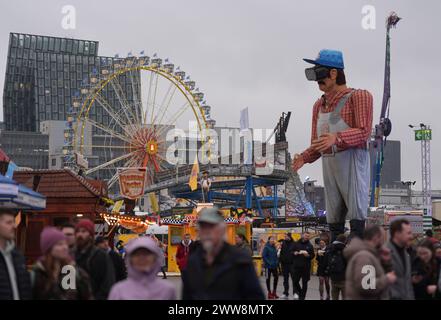 Amburgo, Germania. 22 marzo 2024. I visitatori passeggiano lungo le giostre della fiera di Heiligengeistfeld il giorno di apertura dell'Hamburg Spring Dome. La cattedrale di Amburgo si svolge dal 22 marzo al 21 aprile. Crediti: Marcus Brandt/dpa/Alamy Live News Foto Stock