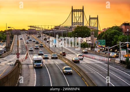 Traffico al tramonto sulla i-278 vicino al ponte Triboro Foto Stock