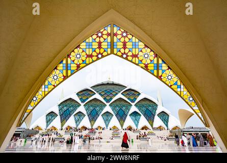 Bandung, Indonesia - 4 novembre 2023: L'arco nella grande Moschea di al Jabbar, con molti fedeli Foto Stock