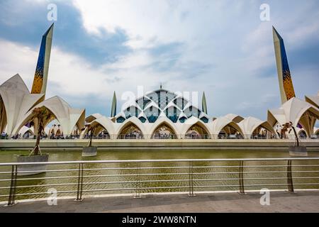 Bandung, Indonesia - 4 novembre 2023: Grande Moschea di al Jabbar e il suo stagno, in un pomeriggio nuvoloso Foto Stock