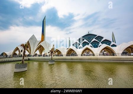 Bandung, Indonesia - 4 novembre 2023: Grande Moschea di al Jabbar e il suo stagno, in un pomeriggio nuvoloso Foto Stock