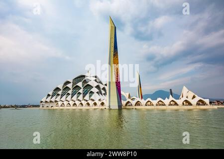 Bandung, Indonesia - 4 novembre 2023: Grande Moschea di al Jabbar e il suo stagno, in un pomeriggio nuvoloso Foto Stock