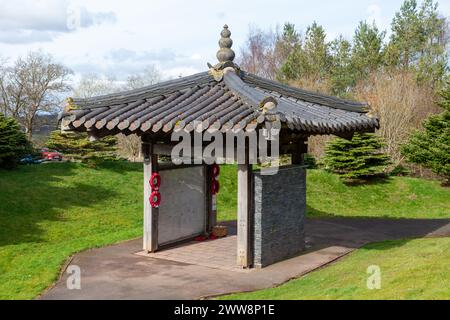 Il monumento commemorativo alla guerra di Corea scozzese, il pezzo centrale, è un santuario in tipico stile coreano Foto Stock