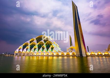 Bandung, Indonesia - 4 novembre 2023: Grande Moschea al Jabbar al tramonto (ora d'oro) con lampade e riflessi nello stagno Foto Stock