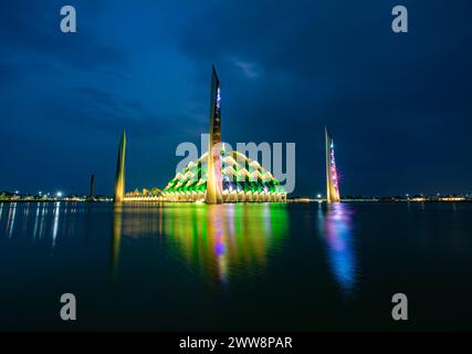 Bandung, Indonesia - 4 novembre 2023: Grande Moschea al Jabbar di notte (ora blu) con lampade e riflessi nello stagno Foto Stock