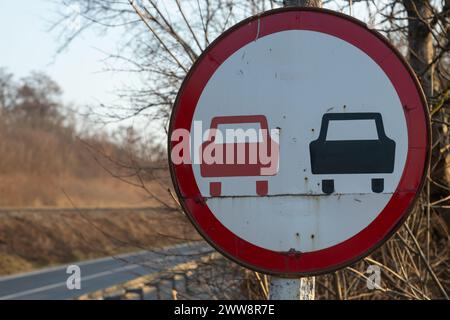 Nessun sorpasso. Vietato indicare in anticipo. Round semaforo rosso. Foto Stock