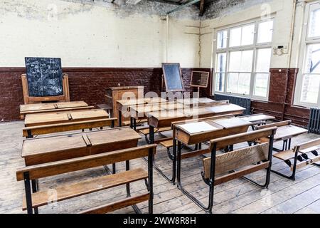 Classe scolastica di epoca vittoriana all'interno del Ragged School Museum, East London, Inghilterra Foto Stock