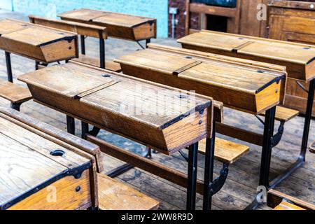 Classe scolastica di epoca vittoriana all'interno del Ragged School Museum, East London, Inghilterra Foto Stock