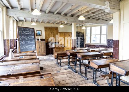 Classe scolastica di epoca vittoriana all'interno del Ragged School Museum, East London, Inghilterra Foto Stock