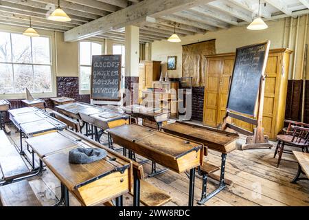 Classe scolastica di epoca vittoriana all'interno del Ragged School Museum, East London, Inghilterra Foto Stock