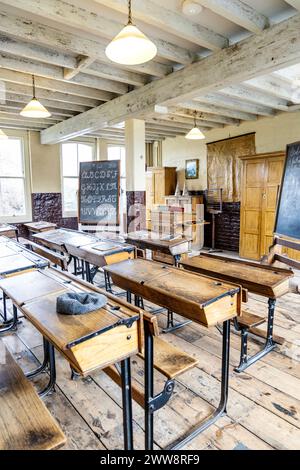 Classe scolastica di epoca vittoriana all'interno del Ragged School Museum, East London, Inghilterra Foto Stock