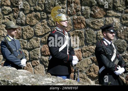 Roma, Italia. 22 marzo 2024. Le forze dell'ordine rendono omaggio alle vittime del nazifascismo in occasione dell'ottantesimo anniversario del massacro delle grotte di Ardeatine, Roma, Italia, 22 marzo 2024. Il 24 marzo 1944 335 civili e prigionieri politici furono uccisi dalle truppe naziste all'interno di alcune profonde grotte di pozzolana lungo via Ardeatina, in rappresaglia dell'uccisione da parte del movimento di resistenza italiano di 33 soldati tedeschi (nei giorni successivi, altri 9 morirono). Crediti: SIPA USA/Alamy Live News Foto Stock