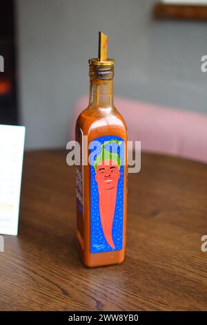 Il calciatore Bukayo Saka ha creato una salsa Peri-Peri di Nando in edizione limitata che è “dolce, piccante e affumicato”. Il centrocampista dell'Arsenal ha detto che era "qu Foto Stock