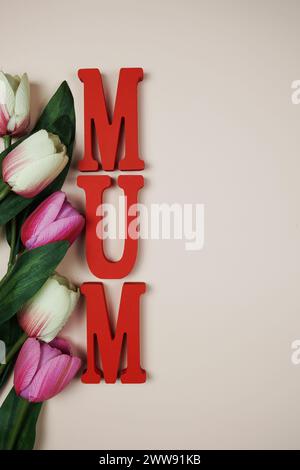 Tema della festa della mamma con lettere e decorazioni floreali su sfondo rosa Foto Stock