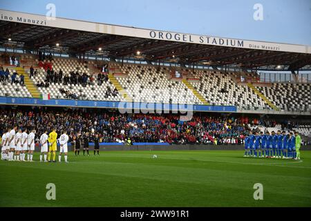 Cesena, Italia. 22 marzo 2024. Si osserva un minuto di silenzio per Joe Barone durante la partita di qualificazione del Campionato europeo Under 21 2025 tra Italia e Lettonia allo Stadio Dino Manuzzi - Sport, calcio - Cesena, Italia - venerdì 22 marzo 2024 (foto di massimo Paolone/LaPresse) credito: LaPresse/Alamy Live News Foto Stock