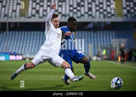 Cesena, Italia. 22 marzo 2024. L'italiano Wilfried Gnonto combatte per il pallone con i lettoni Jegors Novikovs durante la partita di qualificazione del Campionato europeo Under 21 2025 tra Italia e Lettonia allo Stadio Dino Manuzzi - Sport, calcio - Cesena, Italia - venerdì 22 marzo 2024 (foto di massimo Paolone/LaPresse) credito: LaPresse/Alamy Live News Foto Stock