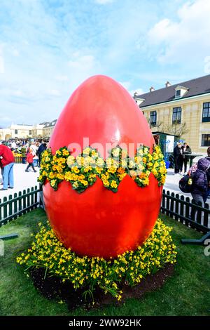 vienna, austria, 22 marzo 2024, mercato di pasqua di fronte al castello di schoenbrunn *** wien, österreich, 22. März 2024, ostermarkt vor schloss schoenbrunn Copyright: xx Foto Stock