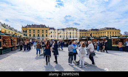 vienna, austria, 22 marzo 2024, mercato di pasqua di fronte al castello di schoenbrunn *** wien, österreich, 22. März 2024, ostermarkt vor schloss schoenbrunn Copyright: xx Foto Stock