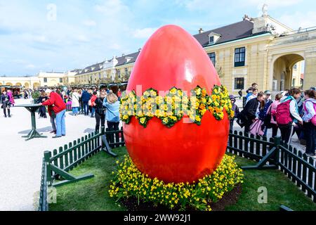 vienna, austria, 22 marzo 2024, mercato di pasqua di fronte al castello di schoenbrunn *** wien, österreich, 22. März 2024, ostermarkt vor schloss schoenbrunn Copyright: xx Foto Stock