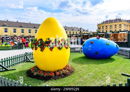 vienna, austria, 22 marzo 2024, mercato di pasqua di fronte al castello di schoenbrunn *** wien, österreich, 22. März 2024, ostermarkt vor schloss schoenbrunn Copyright: xx Foto Stock