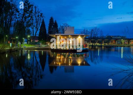 linz, austria, 21 marzo 2024, johannes kepler university, jku, bar teichwerk sul lago *** linz, österreich, 21. März 2024, johannes kepler Universität, jku, bar teichwerk am SEE Copyright: XW.Simlingerx Foto Stock