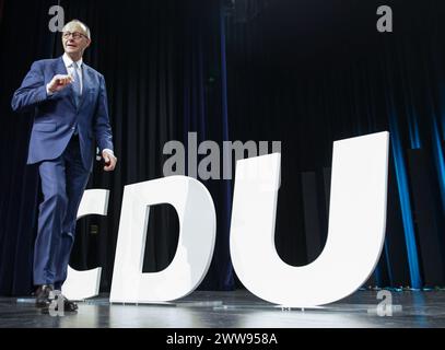 Berlino, Germania. 22 marzo 2024. Friedrich Merz, presidente federale della CDU, sale sul palco. Nel programma di base intitolato "vivere in libertà". Guidare la Germania in modo sicuro nel futuro", la CDU formula i suoi valori di base e le sue idee per rinnovarsi come partito. Il nuovo programma di base sarà infine adottato alla conferenza del partito federale dal 6 all'8 maggio. Crediti: Hannes P. Albert/dpa/Alamy Live News Foto Stock