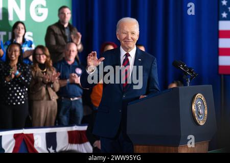Il presidente Joe Biden ondeggia alla folla durante un evento a Milwaukee, Wisconsin, mercoledì 13 marzo 2024. Foto Stock