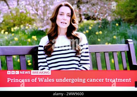 Londra, Regno Unito. 30 marzo 2022. Screenshot di Kate Middleton che annuncia di essere sottoposta a trattamento contro il cancro sul canale BBC News a Londra, Inghilterra, Regno Unito, il 22 marzo 2024. Screenshot di Marie Hubert Psaila credito: Abaca Press/Alamy Live News Foto Stock