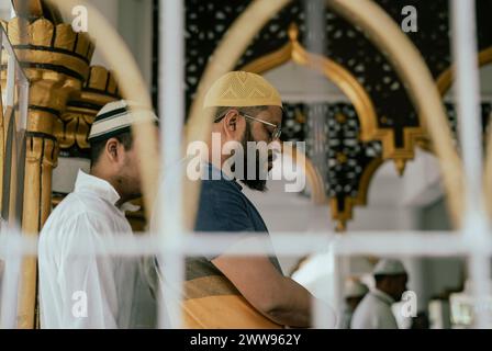 Guwahati, Assam, India. 22 marzo 2024. I devoti musulmani offrono le preghiere del venerdì durante il mese santo del Ramadan in una moschea, il 22 marzo 2024 a Guwahati, Assam, India. Le preghiere del venerdì, note anche come Salat al-Jumu'ah, sono una preghiera congregazionale (Salat) che i musulmani tengono ogni venerdì, poco dopo mezzogiorno invece della preghiera Zuhr. Crediti: David Talukdar/Alamy Live News Foto Stock