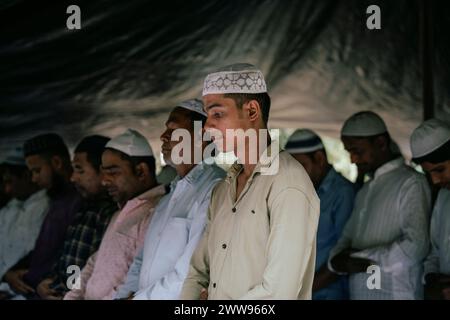 Guwahati, Assam, India. 22 marzo 2024. I devoti musulmani offrono le preghiere del venerdì durante il mese santo del Ramadan in una moschea, il 22 marzo 2024 a Guwahati, Assam, India. Le preghiere del venerdì, note anche come Salat al-Jumu'ah, sono una preghiera congregazionale (Salat) che i musulmani tengono ogni venerdì, poco dopo mezzogiorno invece della preghiera Zuhr. Crediti: David Talukdar/Alamy Live News Foto Stock