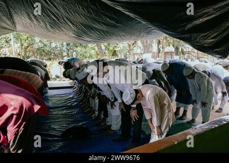 Guwahati, Assam, India. 22 marzo 2024. I devoti musulmani offrono le preghiere del venerdì durante il mese santo del Ramadan in una moschea, il 22 marzo 2024 a Guwahati, Assam, India. Le preghiere del venerdì, note anche come Salat al-Jumu'ah, sono una preghiera congregazionale (Salat) che i musulmani tengono ogni venerdì, poco dopo mezzogiorno invece della preghiera Zuhr. Crediti: David Talukdar/Alamy Live News Foto Stock