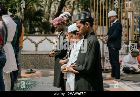 Guwahati, Assam, India. 22 marzo 2024. I devoti musulmani offrono le preghiere del venerdì durante il mese santo del Ramadan in una moschea, il 22 marzo 2024 a Guwahati, Assam, India. Le preghiere del venerdì, note anche come Salat al-Jumu'ah, sono una preghiera congregazionale (Salat) che i musulmani tengono ogni venerdì, poco dopo mezzogiorno invece della preghiera Zuhr. Crediti: David Talukdar/Alamy Live News Foto Stock