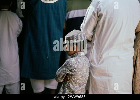 Guwahati, Assam, India. 22 marzo 2024. I devoti musulmani offrono le preghiere del venerdì durante il mese santo del Ramadan in una moschea, il 22 marzo 2024 a Guwahati, Assam, India. Le preghiere del venerdì, note anche come Salat al-Jumu'ah, sono una preghiera congregazionale (Salat) che i musulmani tengono ogni venerdì, poco dopo mezzogiorno invece della preghiera Zuhr. Crediti: David Talukdar/Alamy Live News Foto Stock