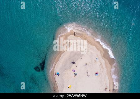 Vista aerea della penisola di sabbia esotica e della spiaggia di sabbia di Posidi con mare turchese e cristallino, Kassandra, Calcidica, Grecia settentrionale Foto Stock