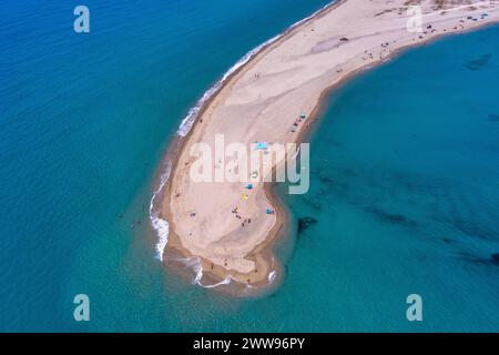 Vista aerea della penisola di sabbia esotica e della spiaggia di sabbia di Posidi con mare turchese e cristallino, Kassandra, Calcidica, Grecia settentrionale Foto Stock