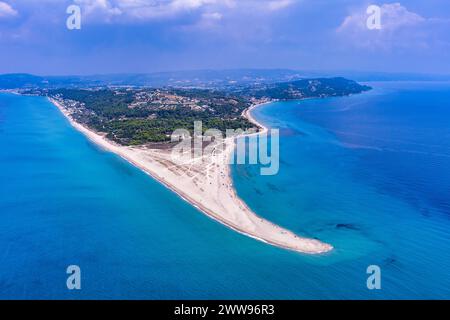Vista aerea della penisola di sabbia esotica e della spiaggia di sabbia di Posidi con mare turchese e cristallino, Kassandra, Calcidica, Grecia settentrionale Foto Stock