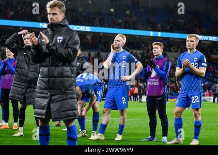 Cardiff, Galles. 21 marzo 2024. I giocatori della Finlandia applaudono i loro tifosi dopo la semifinale di UEFA EURO 2024 tra Galles e Finlandia al Cardiff City Stadium di Cardiff, Galles, Regno Unito, il 21 marzo 2024. Crediti: Duncan Thomas/Majestic Media. Foto Stock