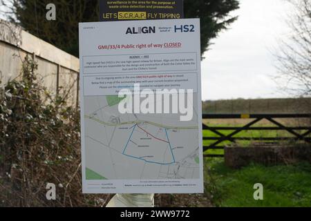 South Heath, Regno Unito. 21 marzo 2024. Un sentiero pubblico chiuso dalla HS2 vicino all'ex popolare ristorante e bar Annie Baileys a South Heath, Buckinghamshire, che era oggetto di acquisto obbligatorio da parte della HS2 per il collegamento ad alta velocità da Londra a Birmingham. C'è stata molta frustrazione per HS2, in quanto hanno chiuso così tanti diritti pubblici attraverso le Chilterns, un luogo molto popolare per gli escursionisti e gli escursionisti. Crediti: Maureen McLean/Alamy Live News Foto Stock