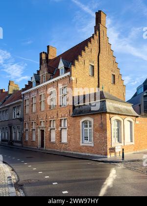 Splendido canale e case tradizionali nella città vecchia di Bruges, Bruges, Belgio. Foto di alta qualità Foto Stock